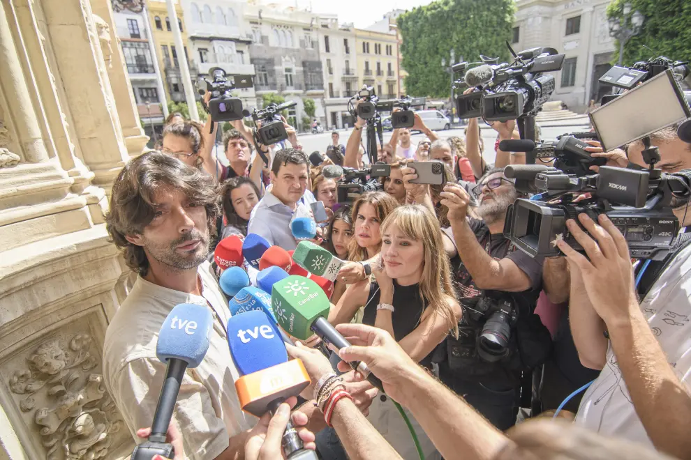 Alejandro Sancho, el hijo de María Jiménez y Pepe Sancho, responde a los periodistas.