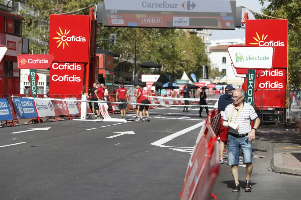 Preparativos de la llegada de la Vuelta en el paseo de María Agustín.