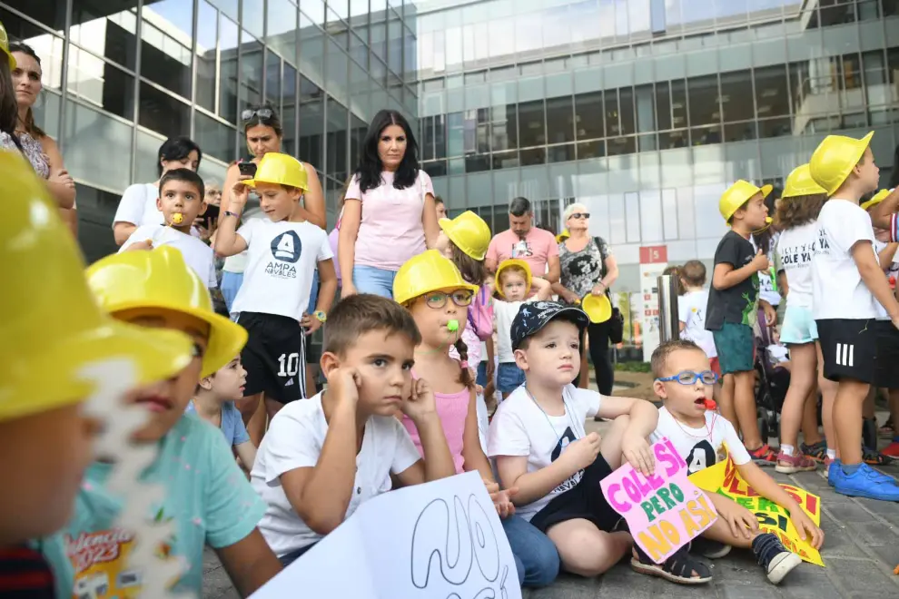 Concentración de las familias del colegio Ana María Navales de Arcorus en la puerta de departamento Educación en Zaragoza