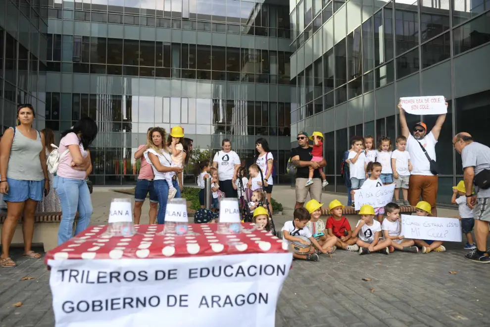 Concentración de las familias del colegio Ana María Navales de Arcorus en la puerta de departamento Educación en Zaragoza