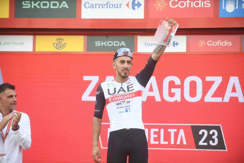 El ciclista Juan Sebastián Molano sujeta una camiseta en el podio de la Vuelta Ciclista a España en Zaragoza