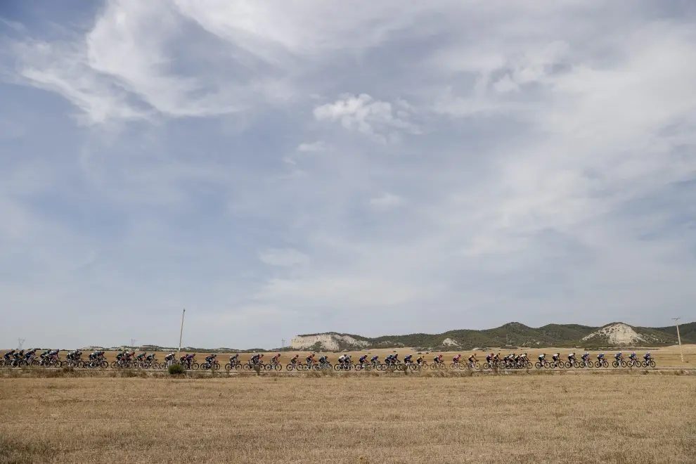 El pelotón durante la 12ª etapa de la Vuelta Ciclista a España 2023, que se disputa este jueves entre Ólvega y Zaragoza