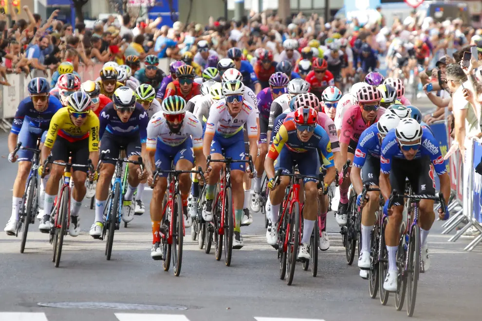 El pelotón en el esprint final de la 12ª etapa de la Vuelta Ciclista a España 2023 con llegada a Zaragoza