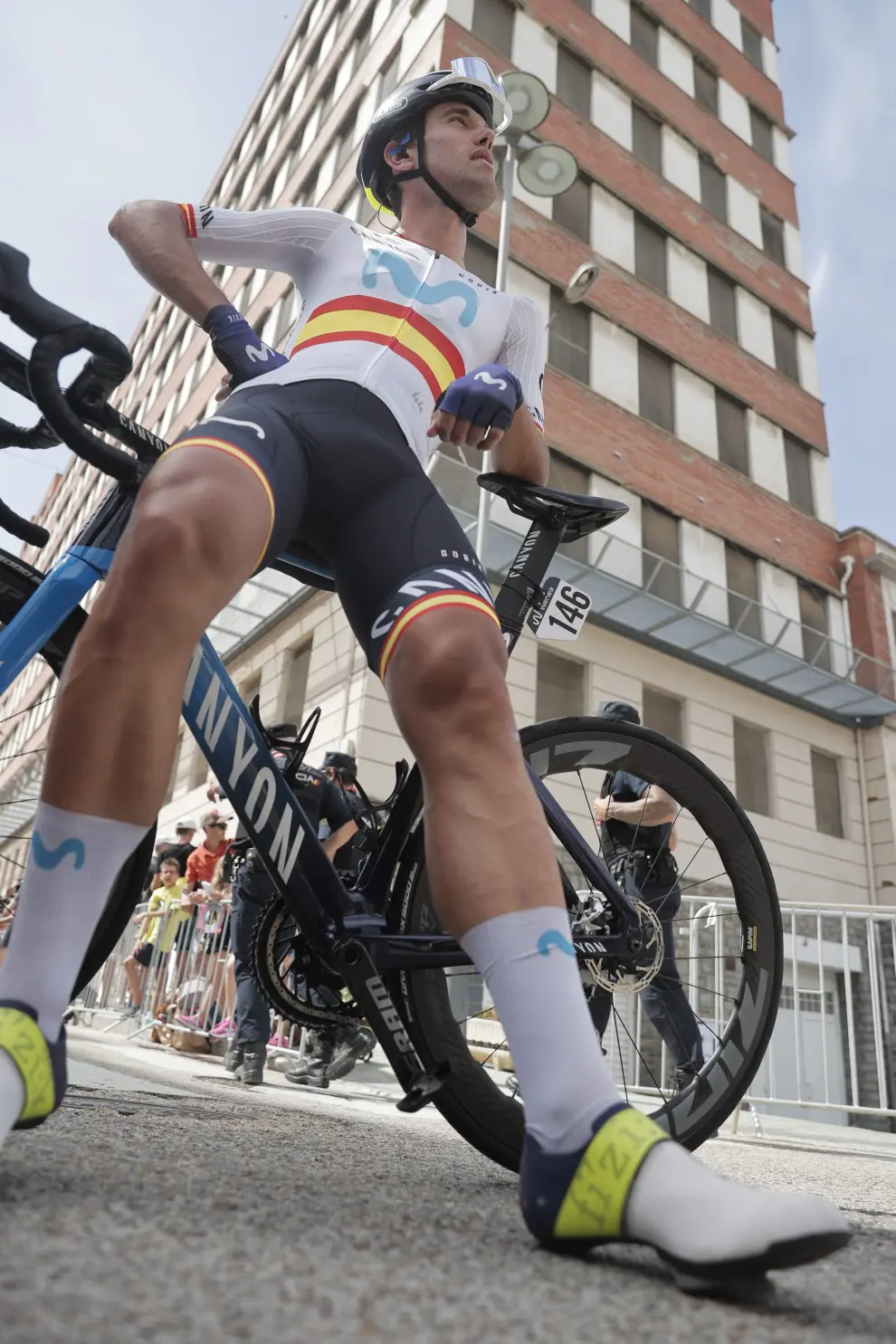 El ciclista español del Movistar Oier Lazkano antes del control de firmas de la 12ª etapa de la Vuelta Ciclista a España 2023