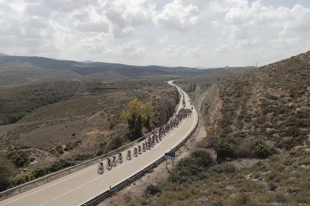 El pelotón rueda durante la 12ª etapa de la Vuelta Ciclista a España 2023, que se disputa este jueves entre Ólvega y Zaragoza,