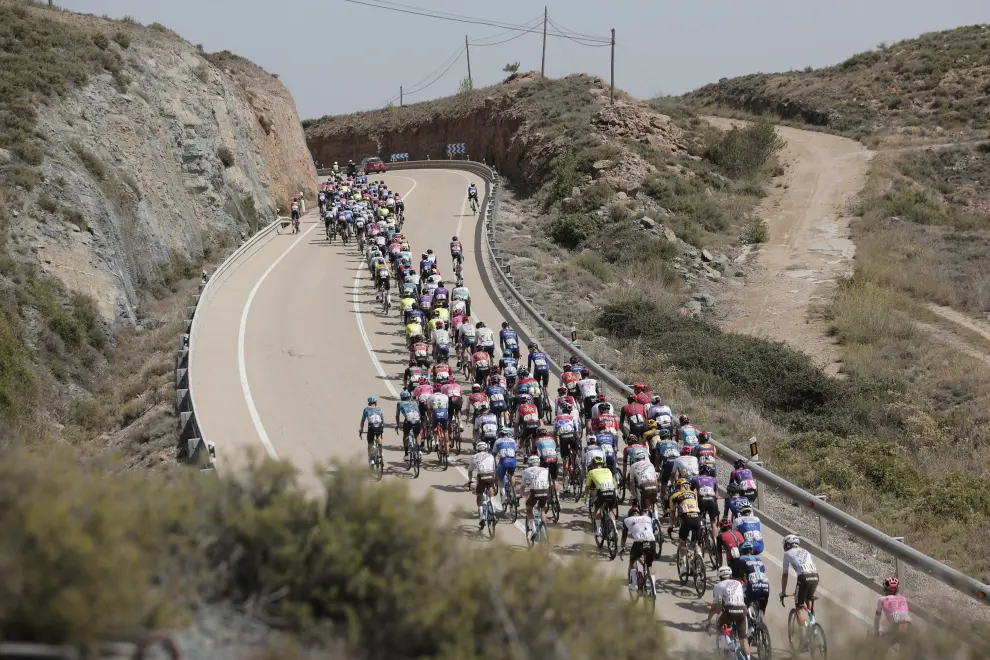 El pelotón rueda durante la 12ª etapa de la Vuelta Ciclista a España 2023, que se disputa este jueves entre Ólvega y Zaragoza, de 151 km de recorrido.