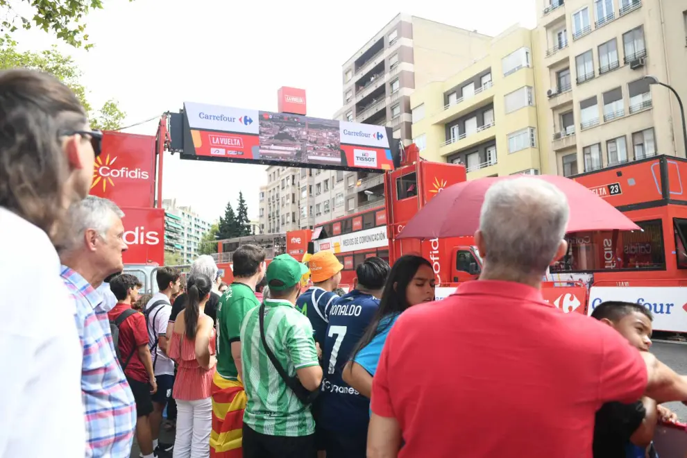 Ambiente en el paseo de María Agustín de Zaragoza y Puerta del Carmen, final de la 12ª etapa de la Vuelta a España 2023