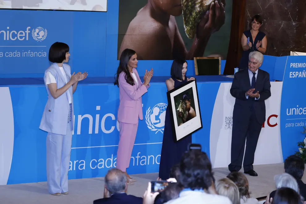 La reina Letizia entrega premio a la periodista Alexia Columba Jerez.