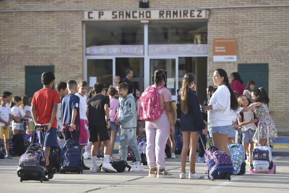 Los niños del colegio Sancho Ramírez, donde la dirección provincial de Educación ha abierto el curso.