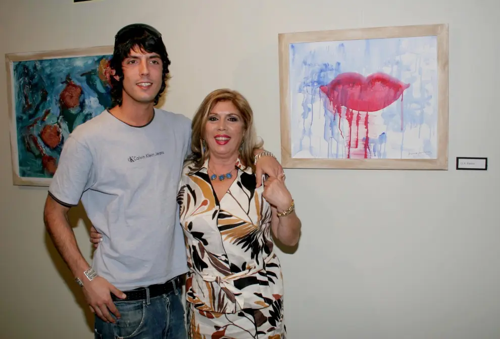 María Jiménez, junto a su hijo, en la inauguración de una exposición de sus pinturas.