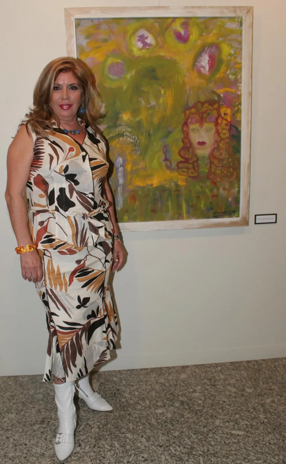 María Jiménez inaugura una exposición de sus pinturas.