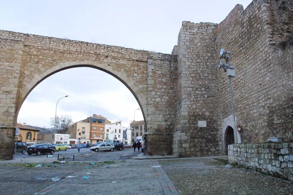 Vista de la muralla junto al Acueducto de los Arcos en Teruel