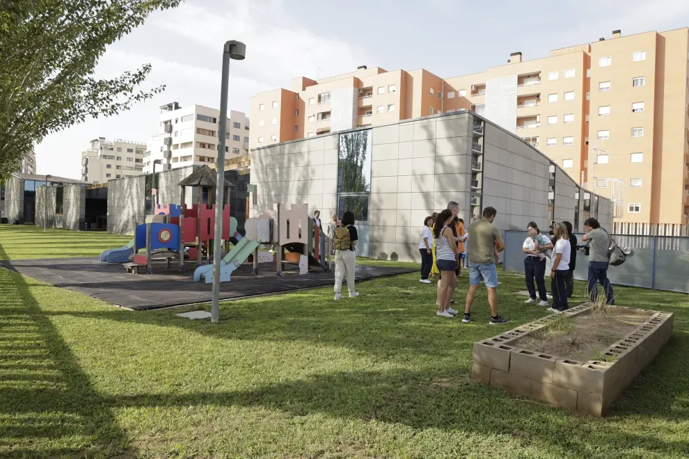 La alcaldesa de Zaragoza, Natalia Chueca, se ha acercado a la escuela infantil municipal (EIM) Los Ibones, en el distrito Oliver, para ver cómo han vivido los escolares el primer día del curso y el periodo de adaptación.