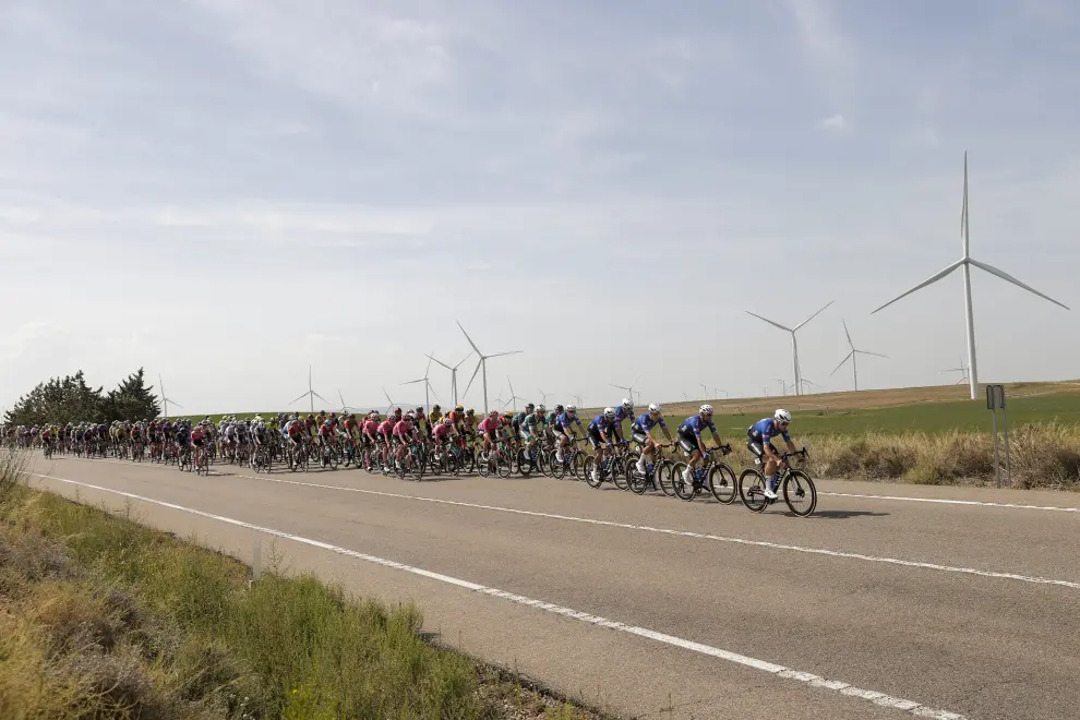 Varios ciclistas durante la 12ª etapa de la Vuelta Ciclista a España 2023, que se disputa este jueves entre Ólvega y Zaragoza