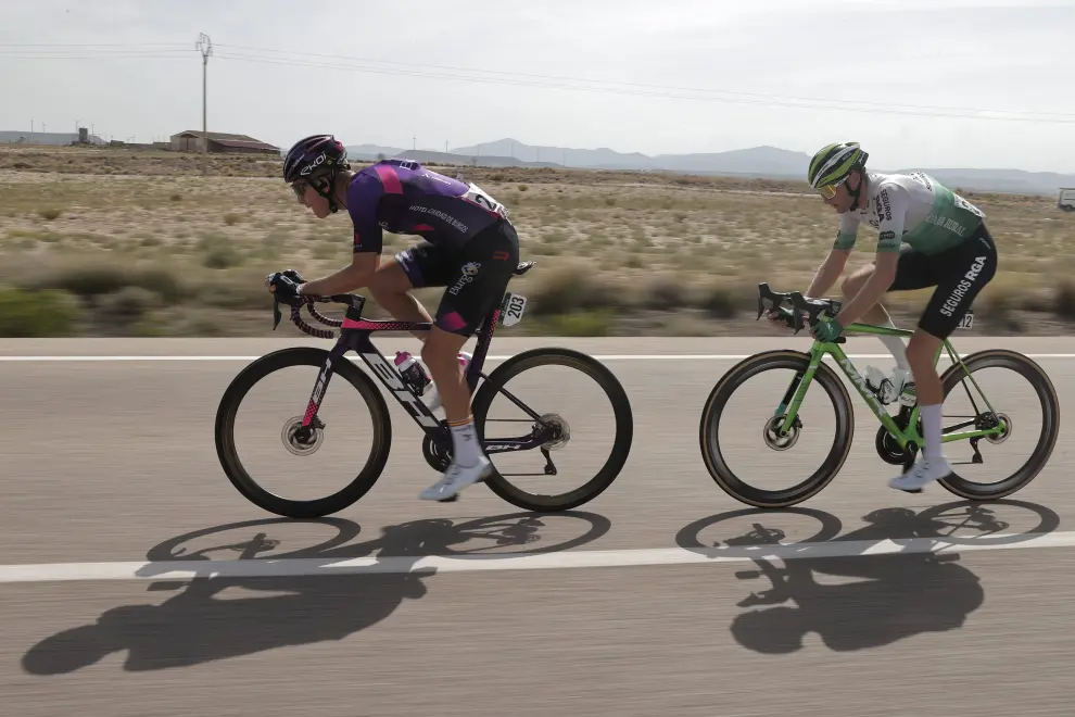 El ciclisa neerlandés Jetse Bol (i) y el español Abel Balderstone, del Caja Rural-SeguroSRGA durante la 12ª etapa de la Vuelta Ciclista a España 2023