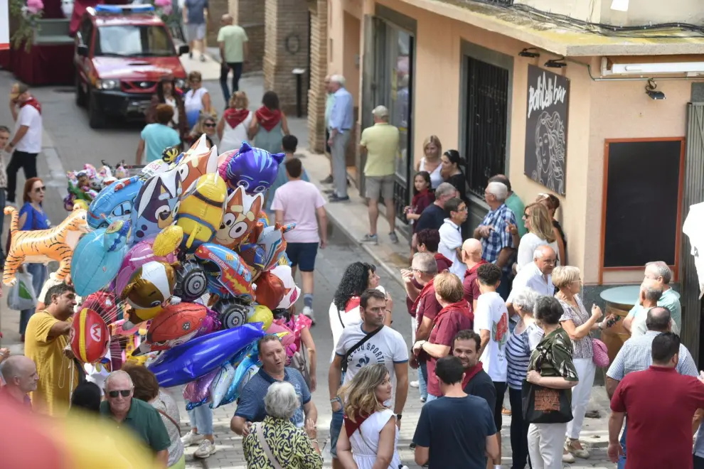 Las imágenes del chupinazo y la cabalgata de Almudévar en el inicio de las fiestas.
