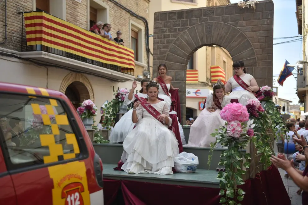 Las imágenes del chupinazo y la cabalgata de Almudévar en el inicio de las fiestas.