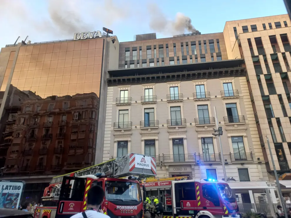 Columna de humo en la plaza de España de Zaragoza por un incendio en el Coso.