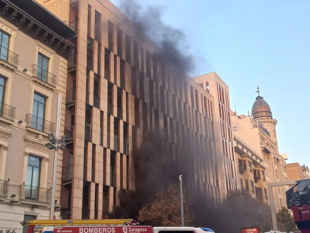 Incendio y fuerte humareda en la plaza de España de Zaragoza.