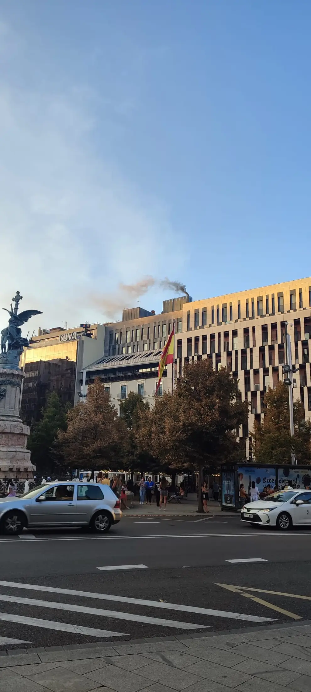 Incendio y fuerte humareda en la plaza de España de Zaragoza.