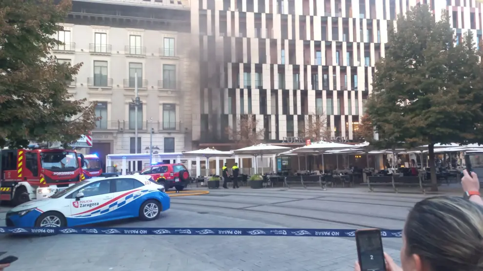 La plaza de España, acordonada a causa del incendio.