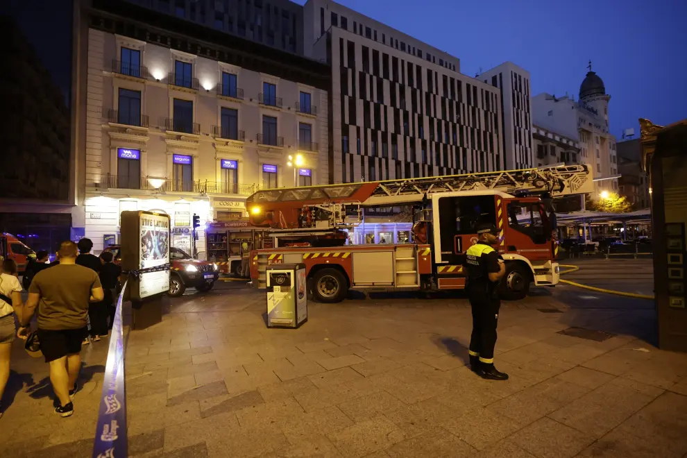 Susto en la plaza de España de Zaragoza por un incendio originado este viernes por la tarde.
