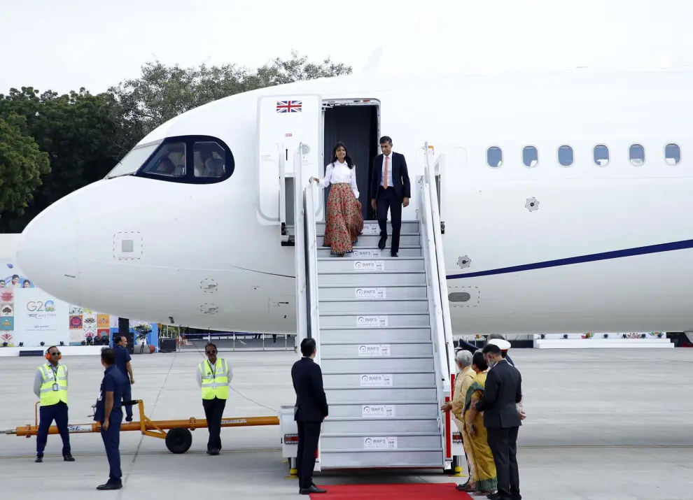 El Primer Ministro del Reino Unido, Rishi Sunak y su esposa Akshata Murty, en su llegada a la Cumbre del G20 en el Aeropuerto de la Fuerza Aérea de Palam, en Nueva Delhi.