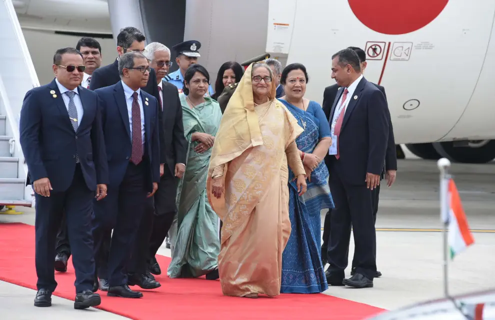 El Primer Ministro de Bangladesh, Smt. Sheikh Hasina, en su llegada a la Cumbre del G20 en el Aeropuerto de la Fuerza Aérea de Palam, en Nueva Delhi, India.
