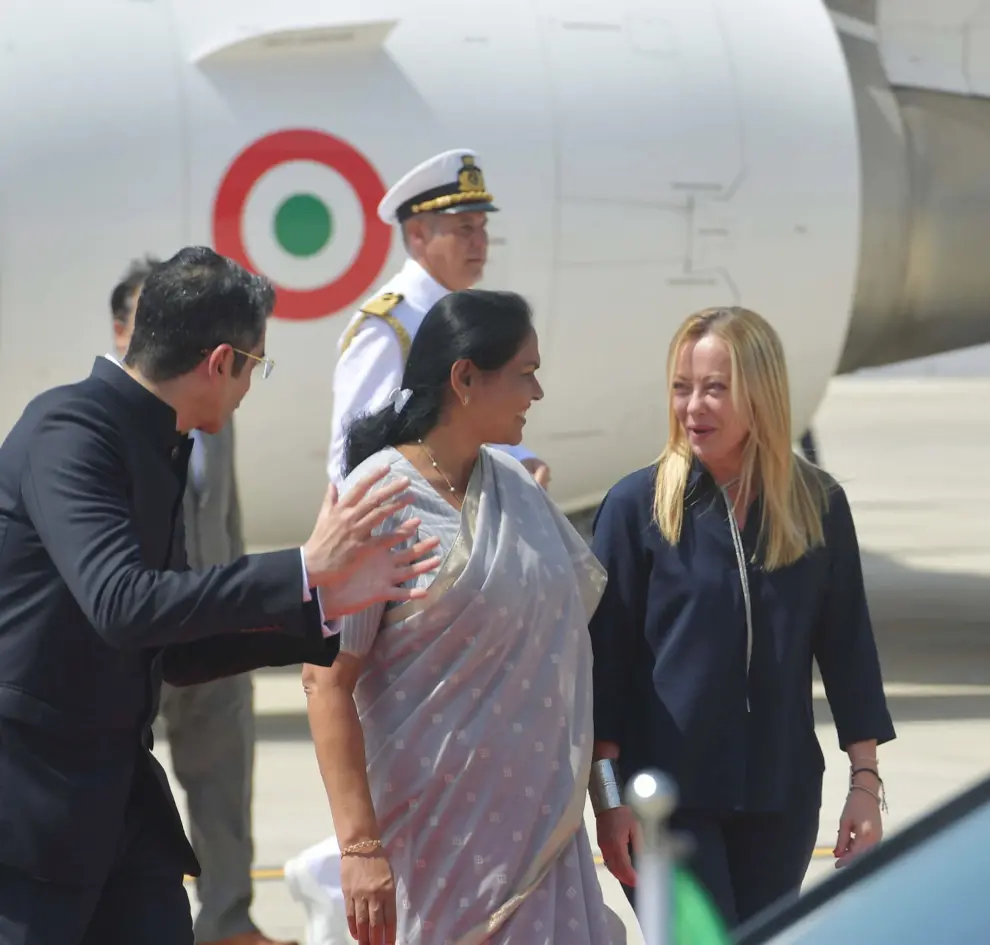 La Primera Ministra de Italia, Giorgia Meloni, en su llegada a la Cumbre del G20 en el aeropuerto de Palam Airforce, en Nueva Delhi.