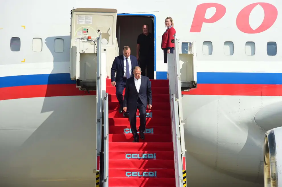 El Ministro de Asuntos Exteriores ruso, Sergey Lavrov, a su llegada a la Cumbre del G20 en el Aeropuerto de la Fuerza Aérea de Palam, en Nueva Delhi.