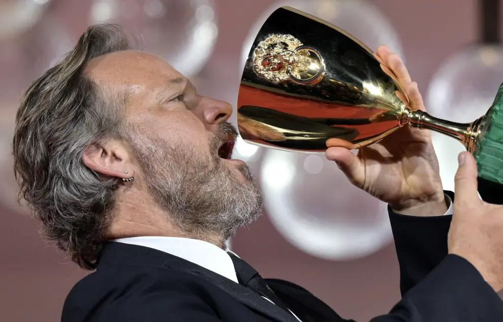 Venice (Italy), 09/09/2023.- US actor Peter Sarsgaard holds the Volpi Cup (Coppa Volpi) Award for Best Actor for his performance in the movie 'Memory' at the closing and awards ceremony of the 80th annual Venice International Film Festival, in Venice, Italy, 09 September 2023. The film festival runs from 30 August to 09 September 2023. (Cine, Cine, Italia, Niza, Venecia) EFE/EPA/ETTORE FERRARI
