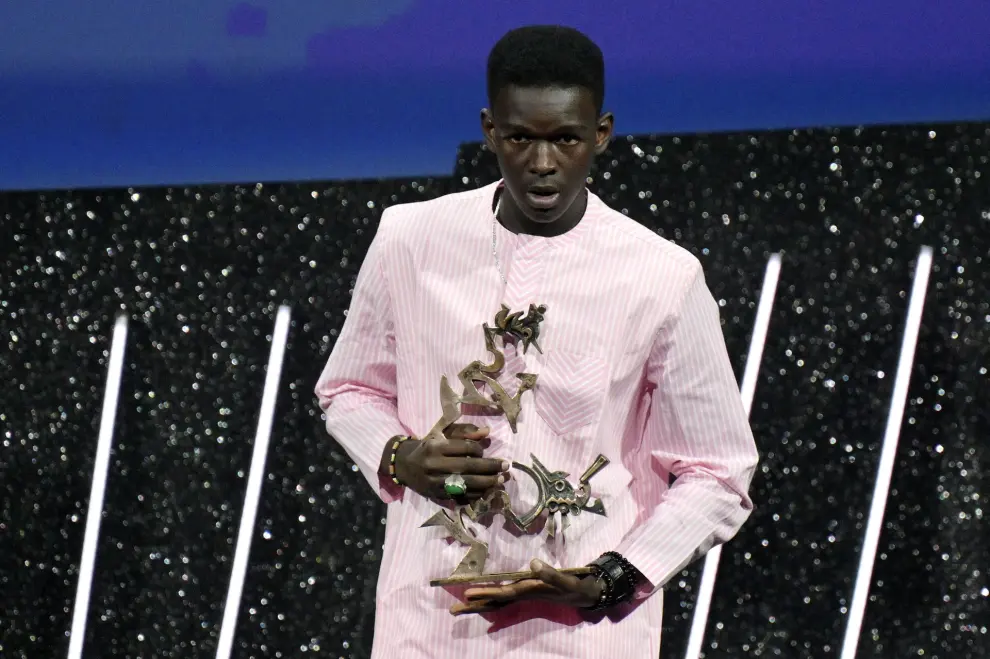 Venice (Italy), 09/09/2023.- Senegalese actor Seydou Sarr holds the 'Marcello Mastroianni' Award for Best New Young Actor for his performance in the movie 'Io Capitano' (Me Captain) during the closing and awards ceremony of the 80th annual Venice International Film Festival, in Venice, Italy, 09 September 2023. The film festival runs from 30 August to 09 September 2023. (Cine, Cine, Italia, Niza, Venecia) EFE/EPA/ETTORE FERRARI
