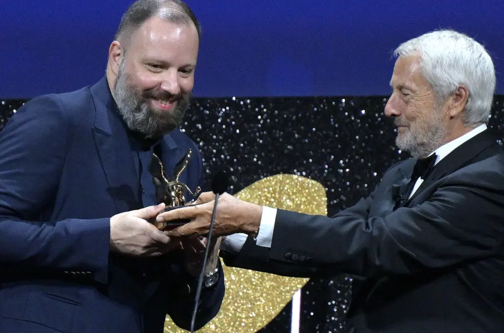 Venice (Italy), 09/09/2023.- Greek filmmaker Yorgos Lanthimos (L) receives the Golden Lion award for his movie 'Poor Things' from Venice Biennale President Roberto Cicutto (R) during the closing and awards ceremony of the 80th annual Venice International Film Festival, in Venice, Italy, 09 September 2023. The film festival runs from 30 August to 09 September 2023. (Cine, Cine, Italia, Niza, Venecia) EFE/EPA/ETTORE FERRARI
