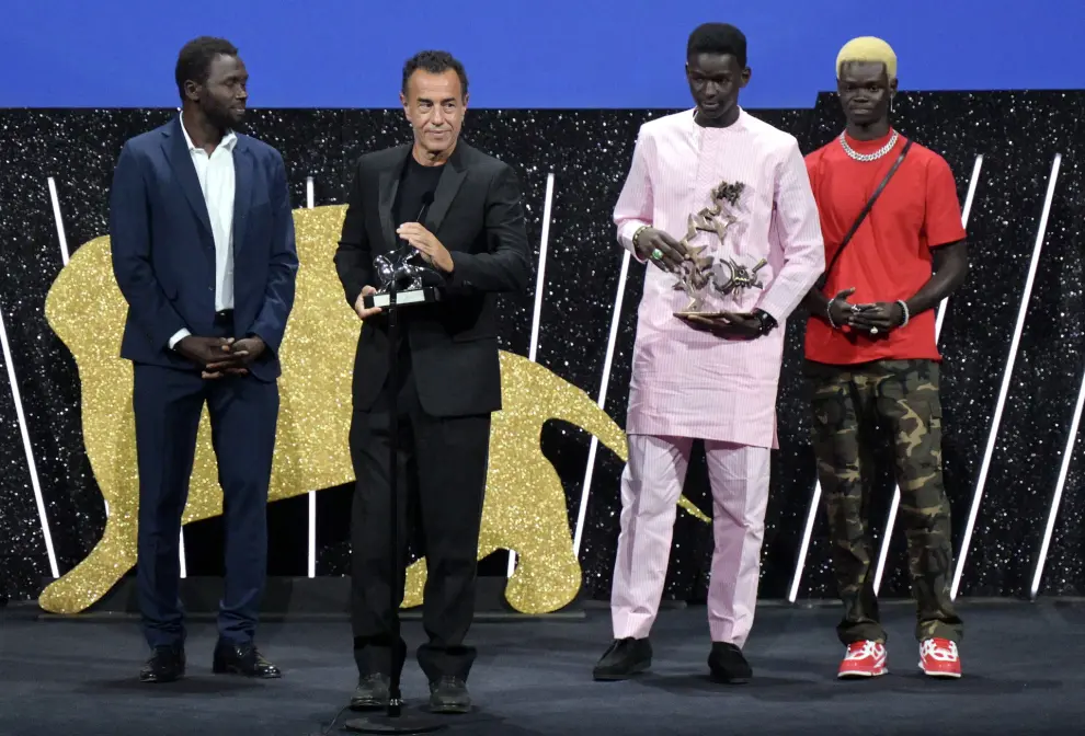 Venice (Italy), 09/09/2023.- Italian director Matteo Garrone (C-L) holds the Silver Lion for Best Director for 'Io Capitano (Me Captain)' and Senegalese actor Seydou (C-R) Sarr holds the 'Marcello Mastroianni' Award for Best New Young Actor for his performance in the movie next to actors/cast members Mamadou Kouassi (L) and Moustapha Fall (R) during the closing and awards ceremony of the 80th annual Venice International Film Festival, in Venice, Italy, 09 September 2023. The film festival runs from 30 August to 09 September 2023. (Cine, Cine, Italia, Niza, Venecia) EFE/EPA/ETTORE FERRARI
