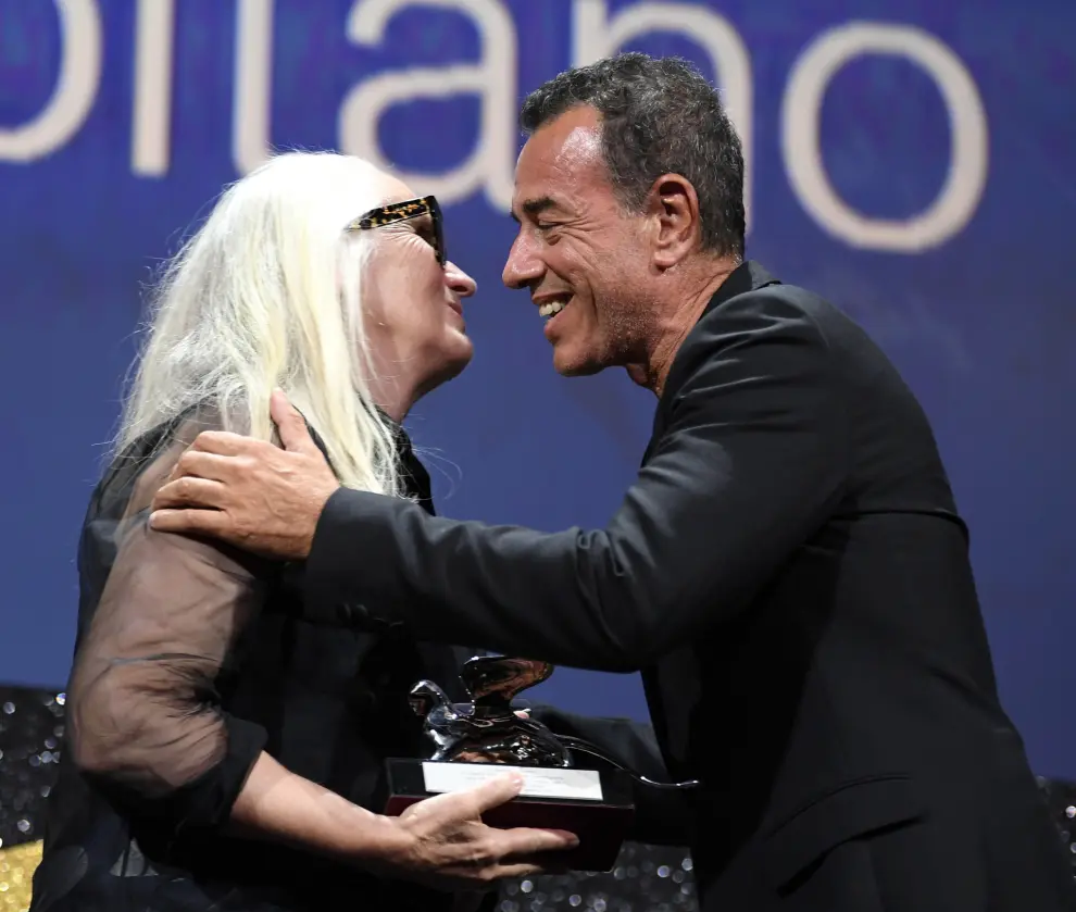 Venice (Italy), 09/09/2023.- Italian director Matteo Garrone (R) receives the Silver Lion for Best Director for 'Io Capitano (Me Captain)' from New Zealand filmmaker Jane Campion during the closing and awards ceremony of the 80th annual Venice International Film Festival, in Venice, Italy, 09 September 2023. The film festival runs from 30 August to 09 September 2023. (Cine, Cine, Italia, Nueva Zelanda, Niza, Venecia) EFE/EPA/CLAUDIO ONORATI
