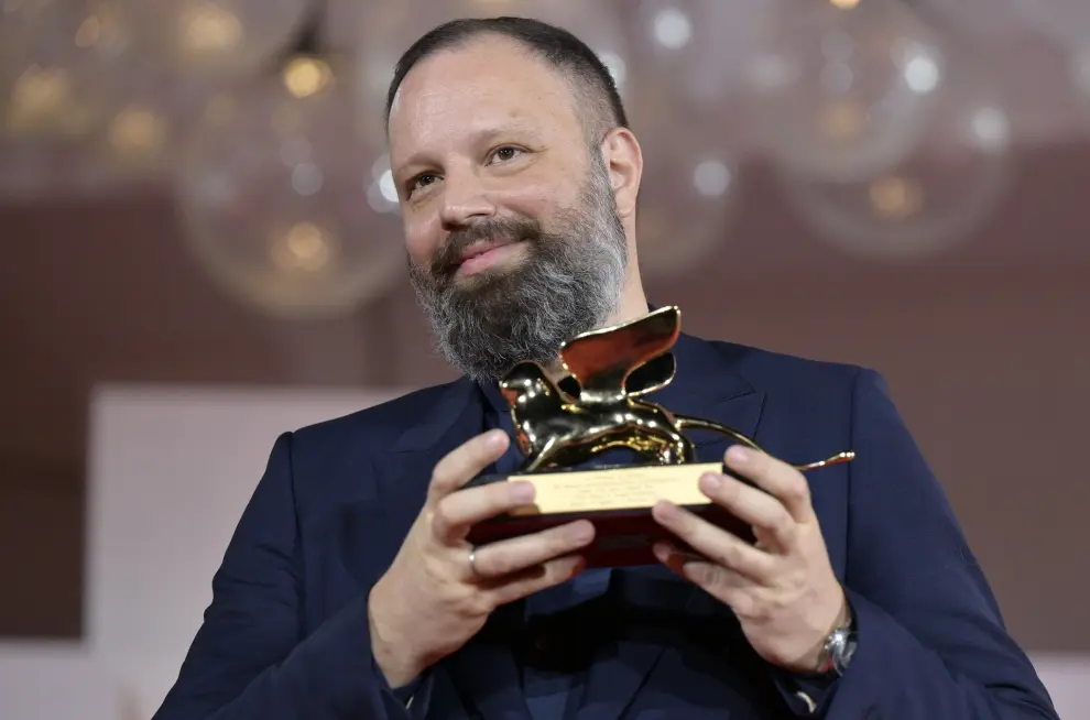 Venice (Italy), 09/09/2023.- Greek filmmaker Yorgos Lanthimos holds the Golden Lion award for his movie 'Poor Things' at the closing and awards ceremony of the 80th annual Venice International Film Festival, in Venice, Italy, 09 September 2023. The film festival runs from 30 August to 09 September 2023. (Cine, Cine, Italia, Niza, Venecia) EFE/EPA/ETTORE FERRARI
