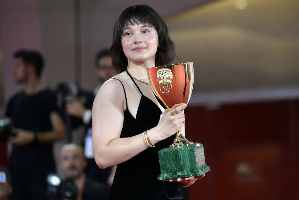 Venice (Italy), 09/09/2023.- US actor Cailee Spaeny holds the Volpi Cup (Coppa Volpi) Award for Best Actress for her performance in the movie 'Priscilla' at the closing and awards ceremony of the 80th annual Venice International Film Festival, in Venice, Italy, 09 September 2023. The film festival runs from 30 August to 09 September 2023. (Cine, Cine, Italia, Niza, Venecia) EFE/EPA/ETTORE FERRARI
