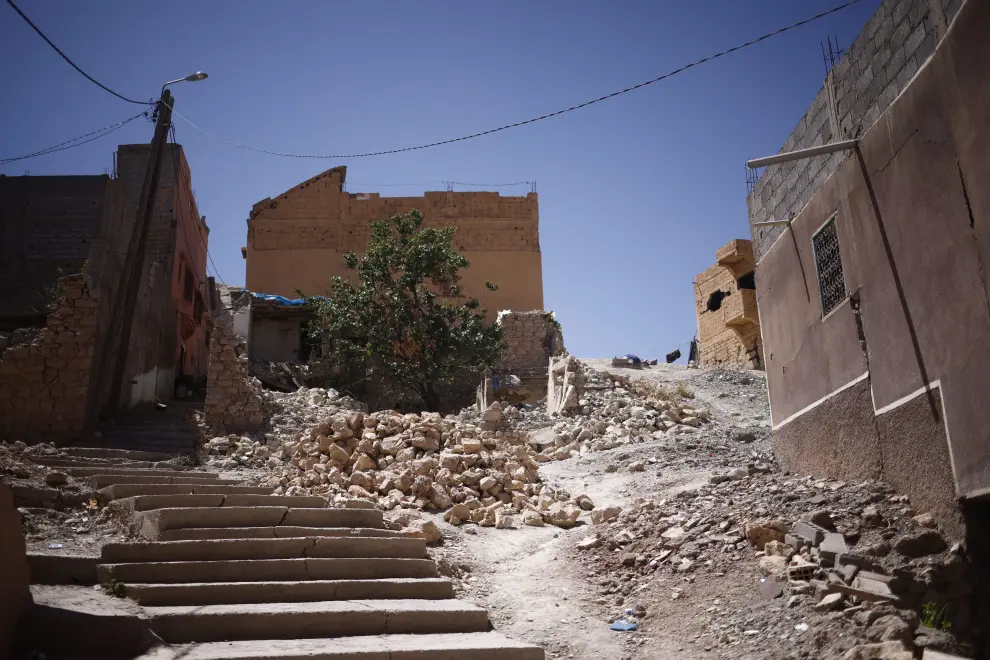 Moulay Brahim (Morocco), 10/09/2023.- A view of stones from damaged houses covering a street in Moulay Brahim, south of Marrakesh, Morocco, 10 September 2023, following a powerful earthquake. A magnitude 6.8 earthquake that struck central Morocco late 08 September has killed at least 2,012 people and injured 2,059 others, 1,404 of whom are in serious condition, damaging buildings from villages and towns in the Atlas Mountains to Marrakesh, according to a report released by the country's Interior Ministry. The earthquake has affected more than 300,000 people in Marrakesh and its outskirts, the UN Office for the Coordination of Humanitarian Affairs (OCHA) said. Morocco's King Mohammed VI on 09 September declared a three-day national mourning for the victims of the earthquake. (Terremoto/sismo, Marruecos) EFE/EPA/YOAN VALAT
 MOROCCO EARTHQUAKE