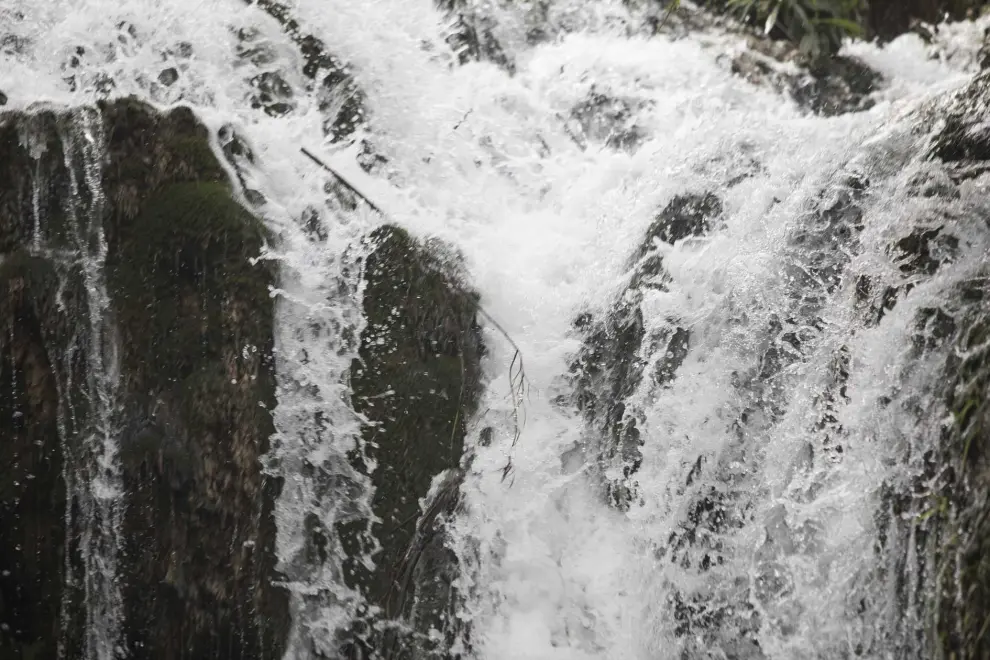 Caída del agua en la Cascada Pozo Redondo de Calmarza