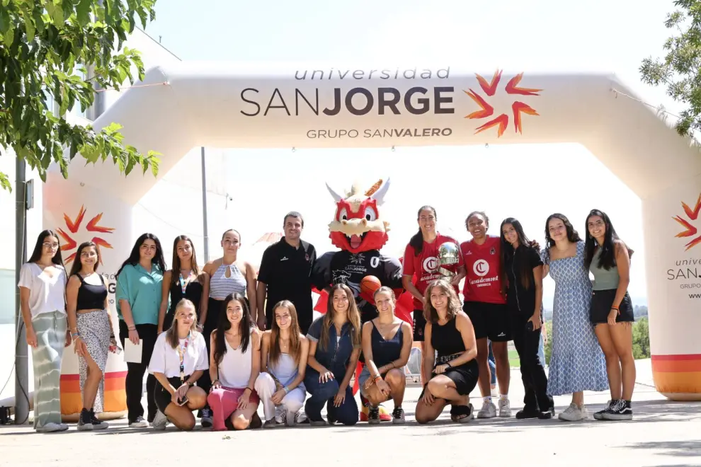 Los alumnos han recibido la visita de Vega Gimeno, capitana del equipo femenino del Casademont Zaragoza, de la jugadora Helena Oma y del entrenador Carlos Cantero.
