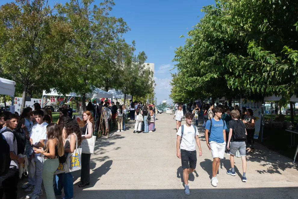 La Universidad San Jorge ha arrancado este lunes su decimonoveno curso con más de 3.000 alumnos de grado, 800 de ellos de nuevo ingreso, y cuatro nuevas titulaciones.