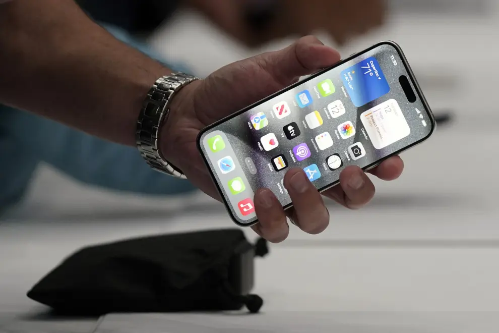 El gigante Apple ha lanzado este martes el iPhone 15, su primer teléfono con un puerto USB-C.