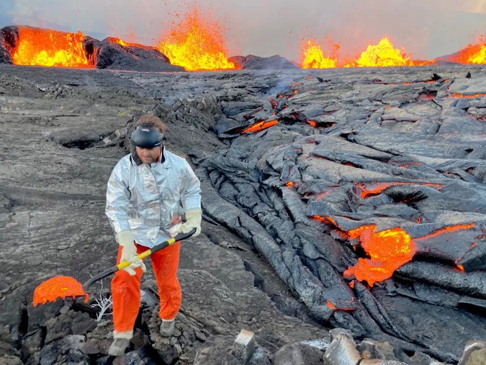 Una fotografía proporcionada por el Servicio Geológico de los Estados Unidos (USGS) muestra a un geólogo del Observatorio de Volcanes de Hawaii recolectando muestras de lava en el volcán Kilauea