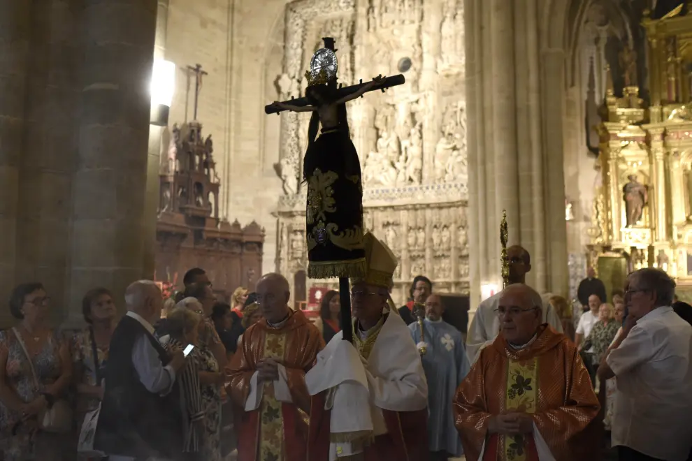 Miles de files han pasado este 12 de septiembre por la catedral de Huesca para mostrar su devoción al Santo Cristo de los Milagros.