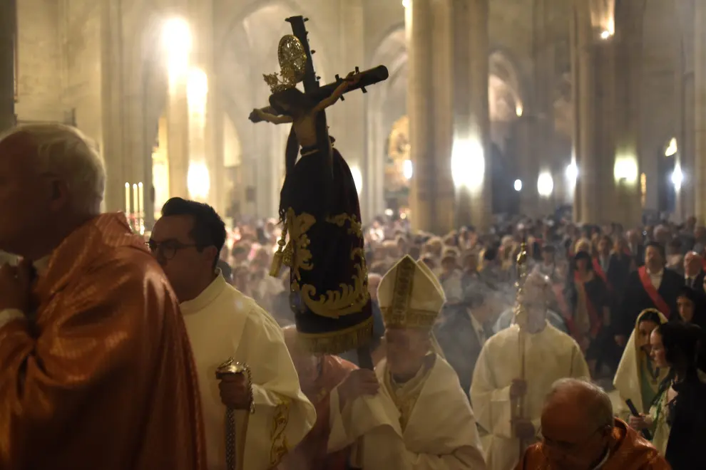 Miles de files han pasado este 12 de septiembre por la catedral de Huesca para mostrar su devoción al Santo Cristo de los Milagros.