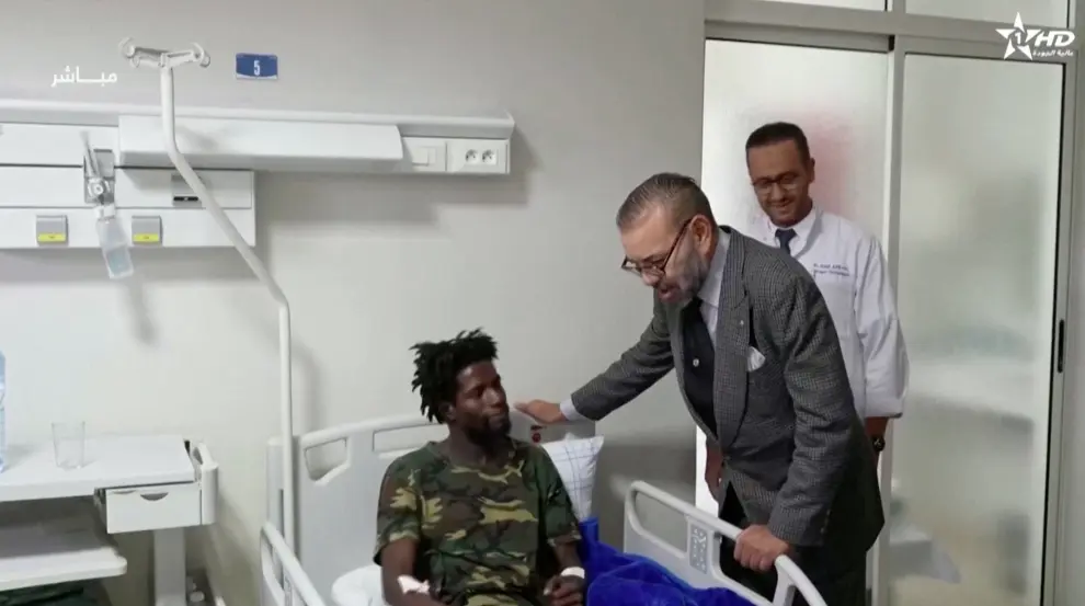 Mohamed VI visita a los heridos por el terremoto y dona sangre en un hospital de Marrakech.