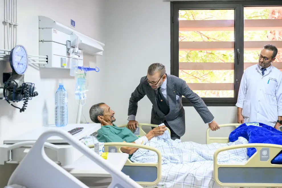Mohamed VI visita a los heridos por el terremoto en un hospital de Marrakech.