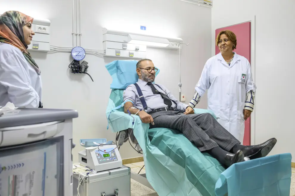 Mohamed VI visita a los heridos por el terremoto y dona sangre en un hospital de Marrakech.