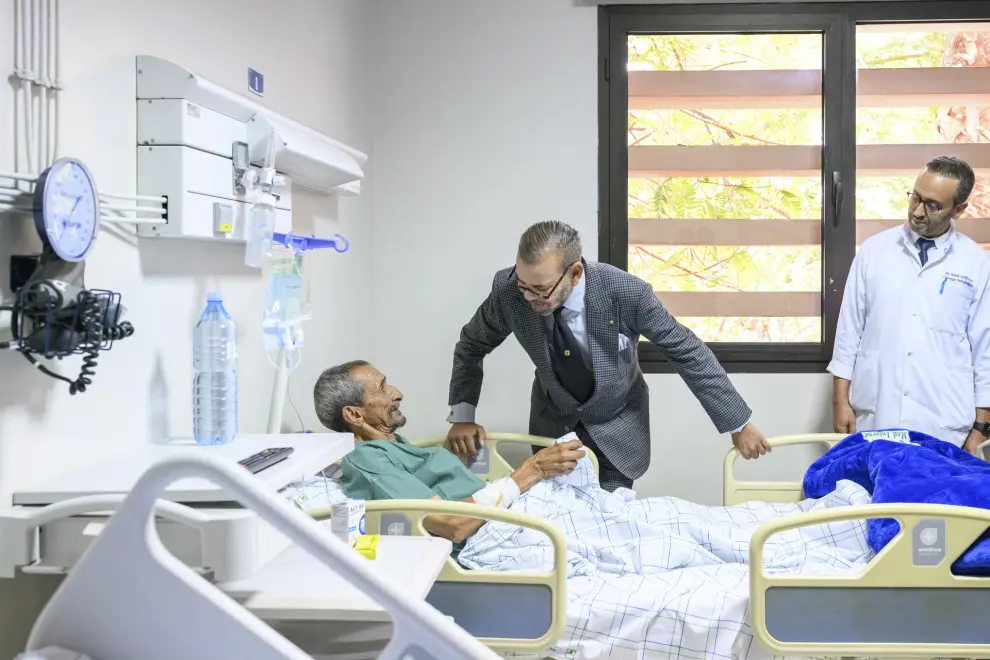 Mohamed VI visita a los heridos por el terremoto y dona sangre en un hospital de Marrakech..