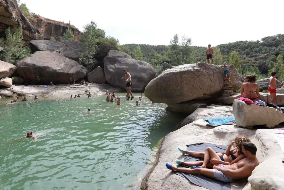 Bañistas en verano en la Poza del Salt de La Portellada